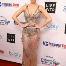 Katy Perry exhibe son décolleté à Hollywood