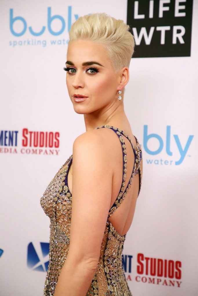 Katy Perry exhibe son décolleté à Hollywood