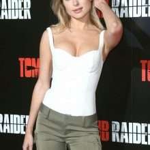 Kimberley Garner ouvre le décolleté pour "Tomb Raider" à Londres