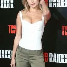 Kimberley Garner ouvre le décolleté pour "Tomb Raider" à Londres