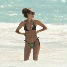 Megan McKeena en bikini string à La Barbade