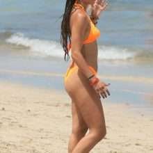 Metisha Schaefer dans un bikini orange à Miami