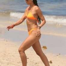 Metisha Schaefer dans un bikini orange à Miami