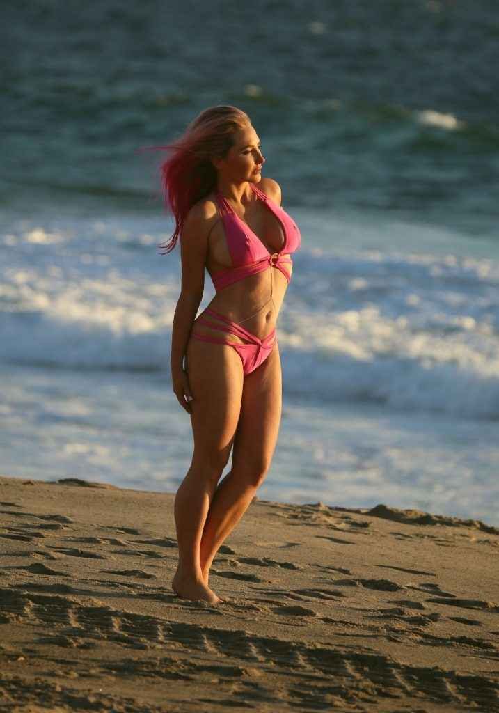 Nikki Lund en bikini à Malibu