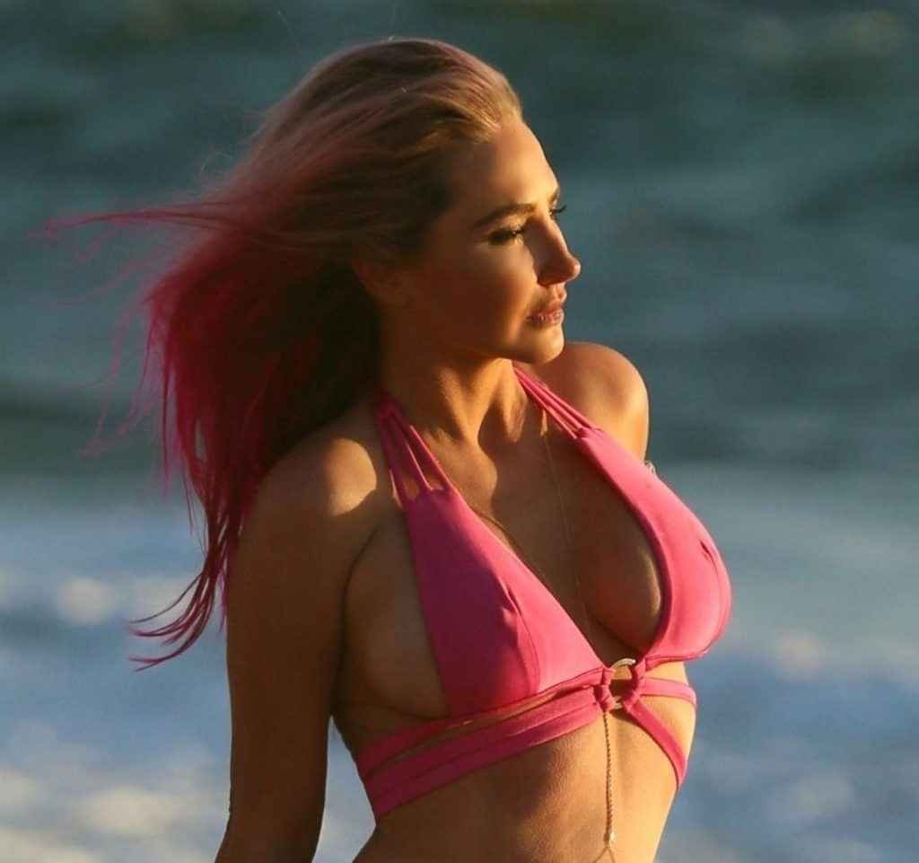 Nikki Lund en bikini à Malibu