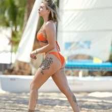 Olivia Buckland en bikini à La Barbade