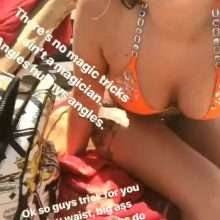 Olivia Buckland en bikini à La Barbade