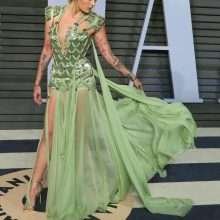 Paris Jackson ouvre la robe chez Vanity Fair