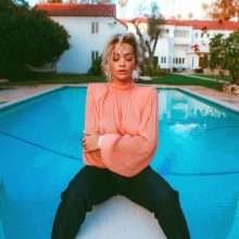 Rita Ora seins nus par transparence