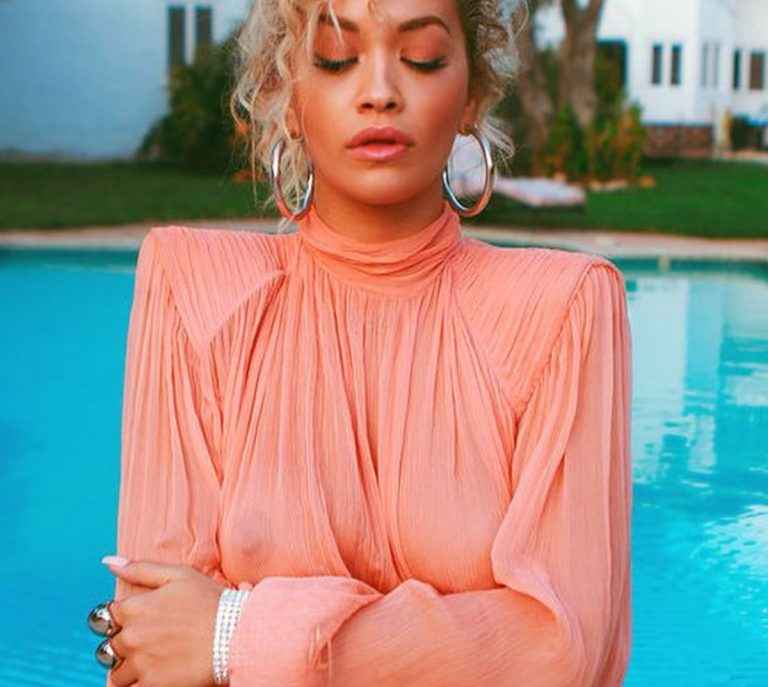 Rita Ora seins nus par transparence
