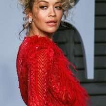 Rita Ora dans une robe transparente chez Vanity Fair