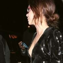 Oups, Sarah Hyland exhibe un sein nu aux iHeartRadio Music Awards