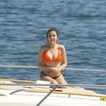 Selena Gomez en bikini sur un yacht en baie de Sidney