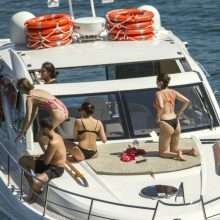 Selena Gomez en bikini sur un yacht en baie de Sidney
