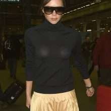 Victoria Beckham a les seins qui pointent à Paris