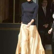 Victoria Beckham a les seins qui pointent à Paris
