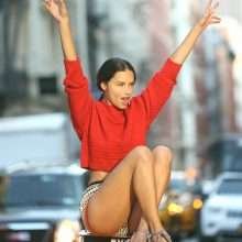 Adriana Lima dans un short très court à New-York