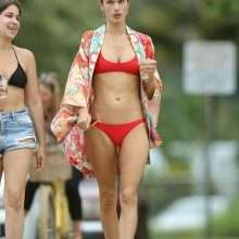 Alessandra Ambrosio dans un bikini rouge à Hawaii