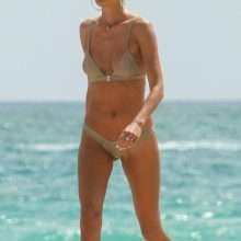 Alina Baikova bronze seins nus à Miami