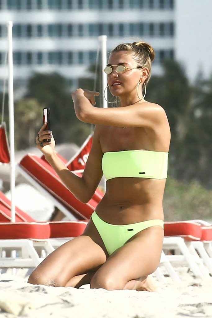 Alina Baikova bronze seins nus à Miami