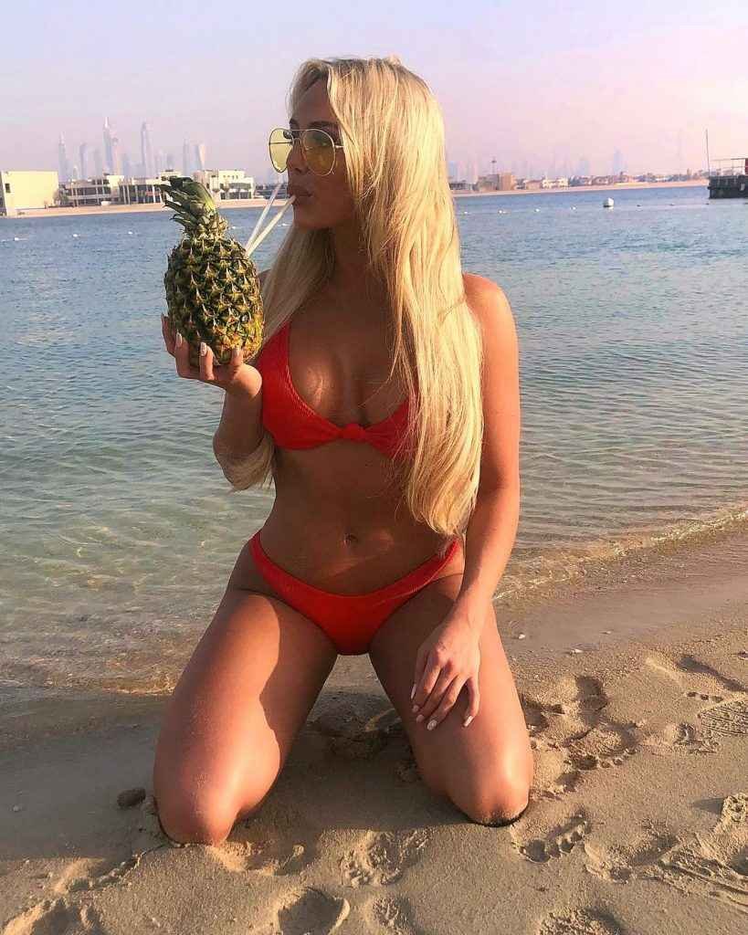 Amber Turner en bikini à Dubaï