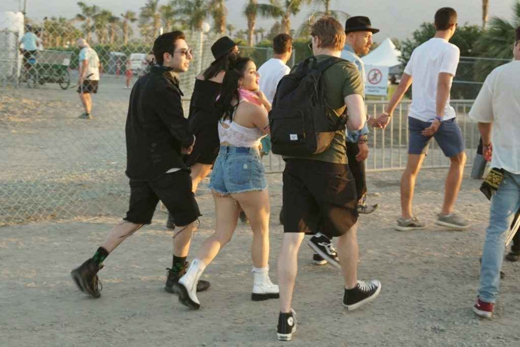 Ariel Winter exhibe un soutien-gorge à dentelles à Coachella 2018