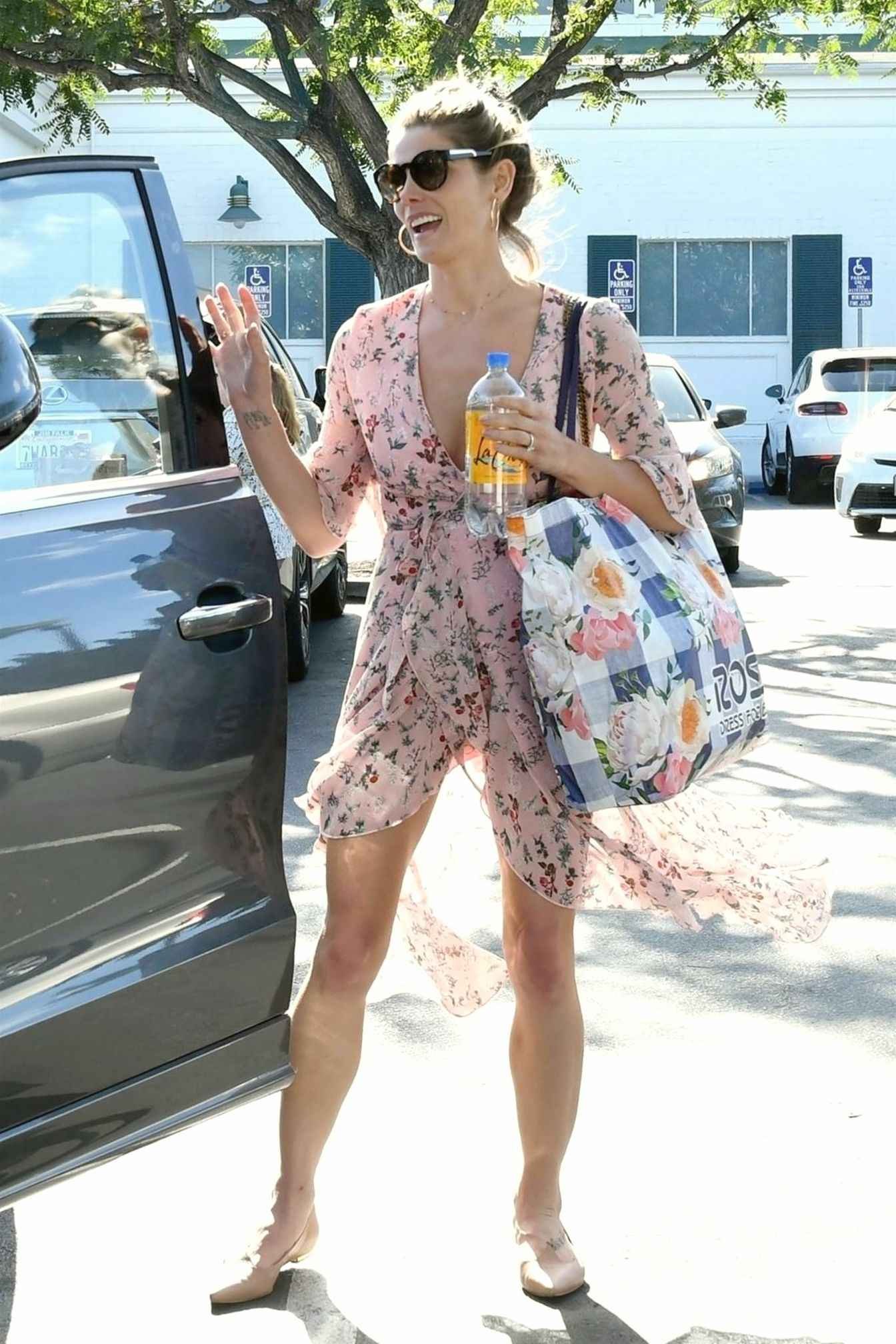 Ashley Greene dans une robe très légère à Los Angeles