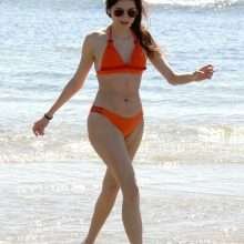 Blanca Blanco dans un bikini orange à Malibu