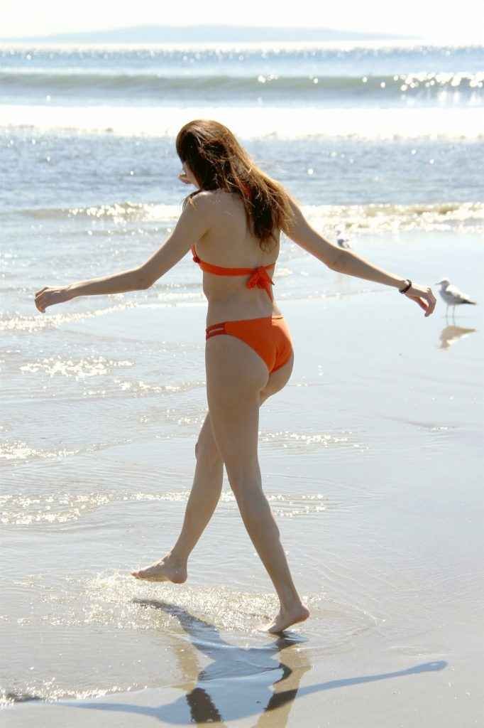 Blanca Blanco dans un bikini orange à Malibu