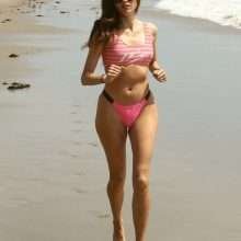 Blanca Blanco dans un bikini rose à Malibu