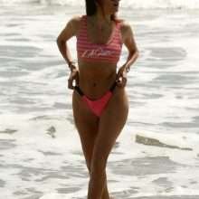 Blanca Blanco dans un bikini rose à Malibu
