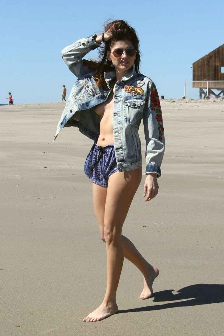 Blanca Blanco seins nus sous sa veste en Jean