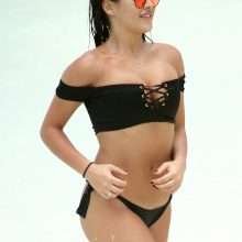 Chloe Goodman dans un bikini noir à Dubaï