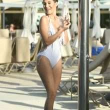 Chloe Goodman dans un maillot de bain très serré à Dubaï