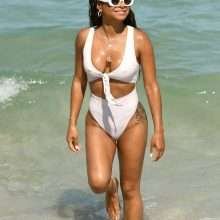 Christina Milian en maillot de bain avec les seins qui pointent à Miami