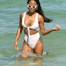 Christina Milian en maillot de bain avec les seins qui pointent à Miami