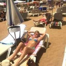 Daniella Westbrook seins nus en Espagne