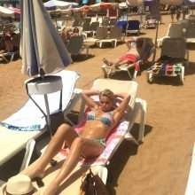 Daniella Westbrook seins nus en Espagne
