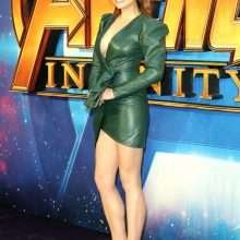 Elizabeth Olsen ouvre le décolleté lors de la première de "Avengers : Infinity War"