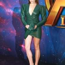 Elizabeth Olsen ouvre le décolleté lors de la première de "Avengers : Infinity War"