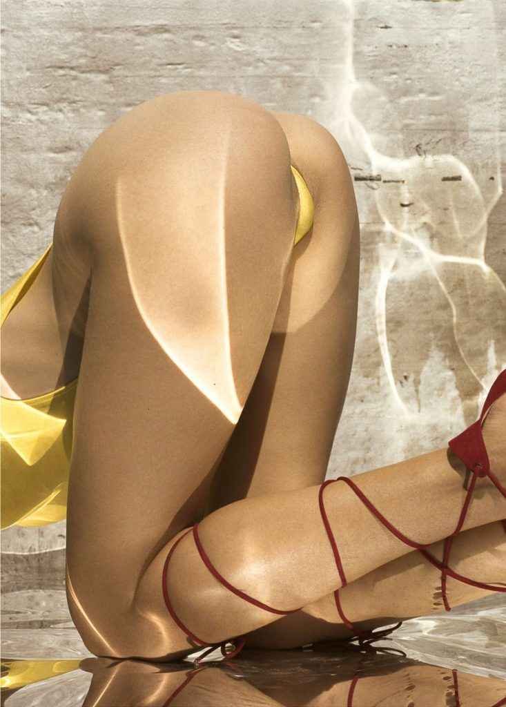 Ella Weisskamp seins nus dans S Magazine