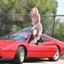 Elsa Hosk en mini short sur une Ferrari