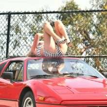 Elsa Hosk en mini short sur une Ferrari