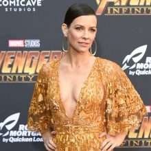 Evangeline Lilly ouvre le décolleté lors de la première de "Avengers : infinity war"