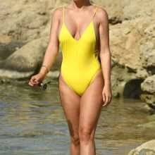 Frankie Essex dans un maillot de bain jaune en Turquie