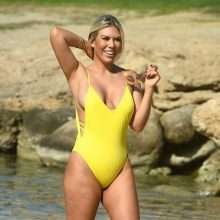 Frankie Essex dans un maillot de bain jaune en Turquie