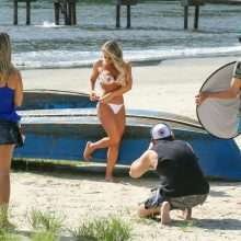 Gabriela Bayerlein se dénude sur la plage