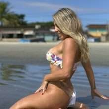 Gabriela Bayerlein se dénude sur la plage