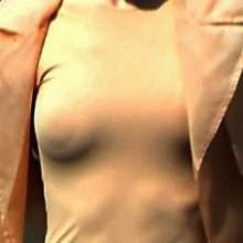 Gigi Hadid seins nus par transparence à New-York