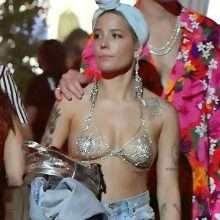 Halsey les seins à l'air à Coachella 2018